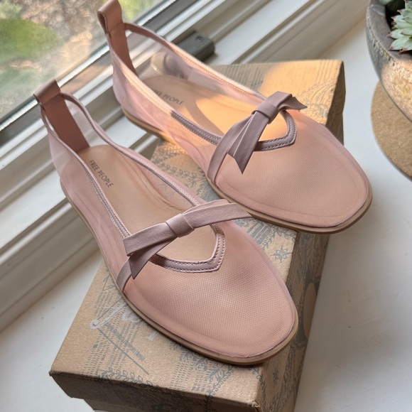 Free People Mesh Bow Flat - Picture 1 of 4